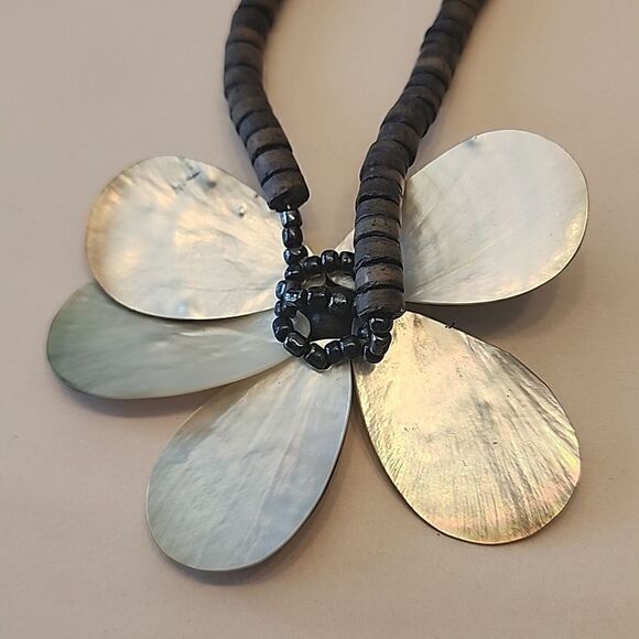 Shell Flower Beaded Necklace - Picture 7 of 7